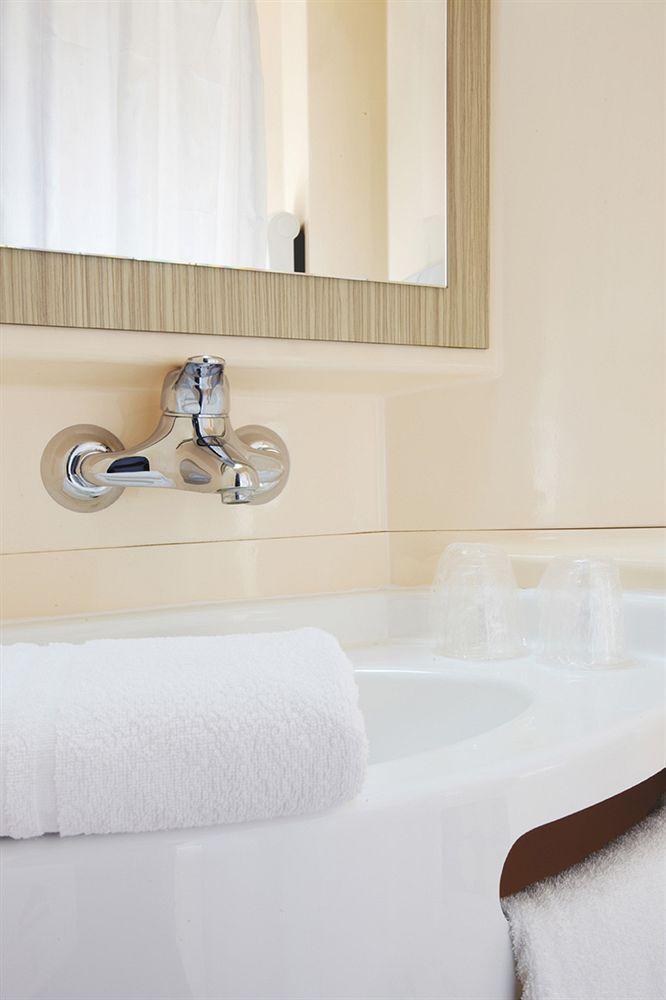 พรีเมียรคลาสฮอนเฟลเออร์ Hotel La Riviere-Saint-Sauveur ภายนอก รูปภาพ